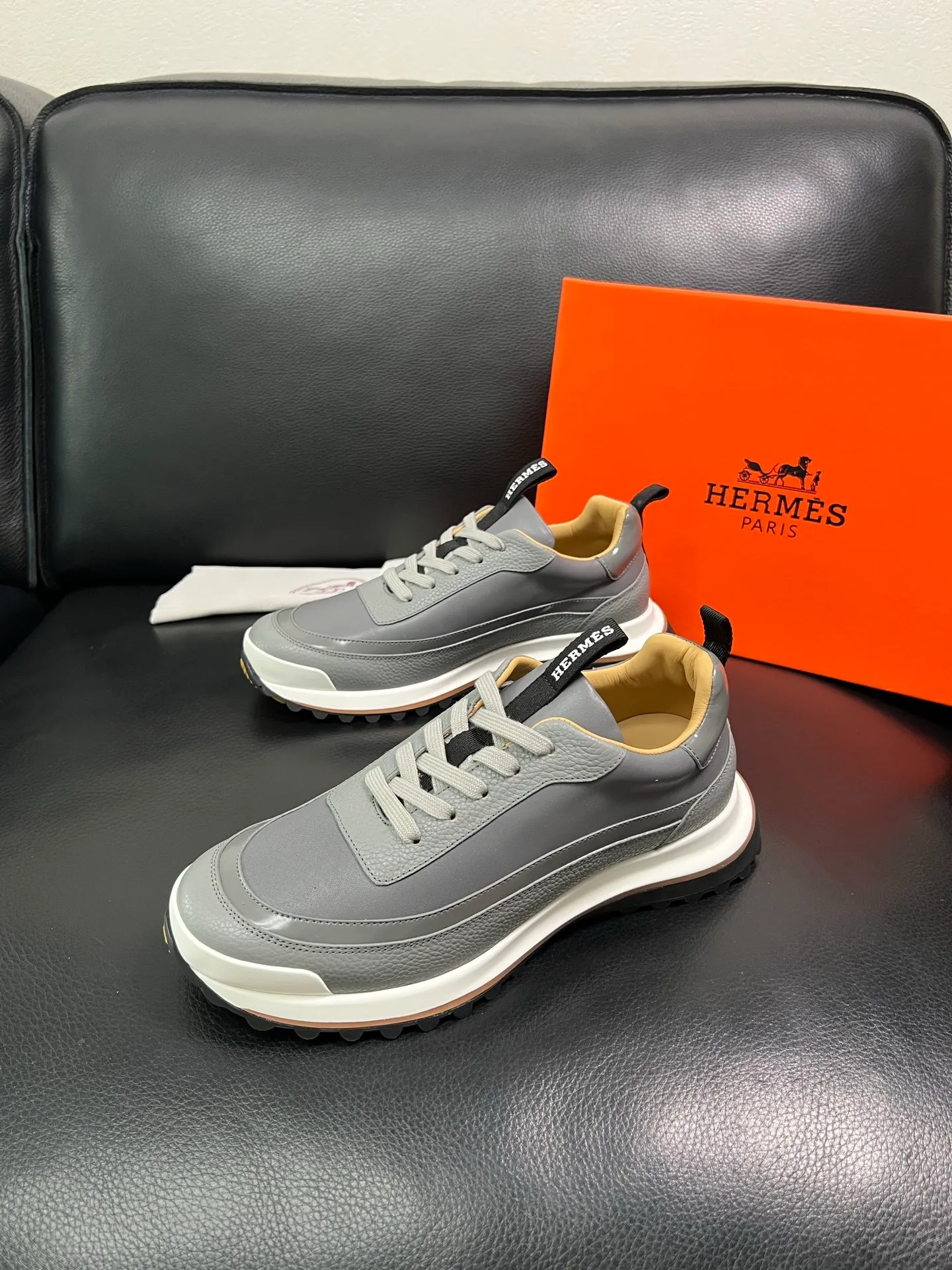 Men's shoes 💰800 Hermes top purchasing Hermes counters are on sale simultaneously with original factory configuration, original cowhide fabrics imported from Italy, high-quality splicing technology, fully imported water-dyed cowhide linings, soles: original soles specially provided by the factory are super comfortable, the original factory follows the order and high quality, you can enter and exit the counter at will, welcome to compare at the counter, code number 39-44 (customized 38 45) 85863